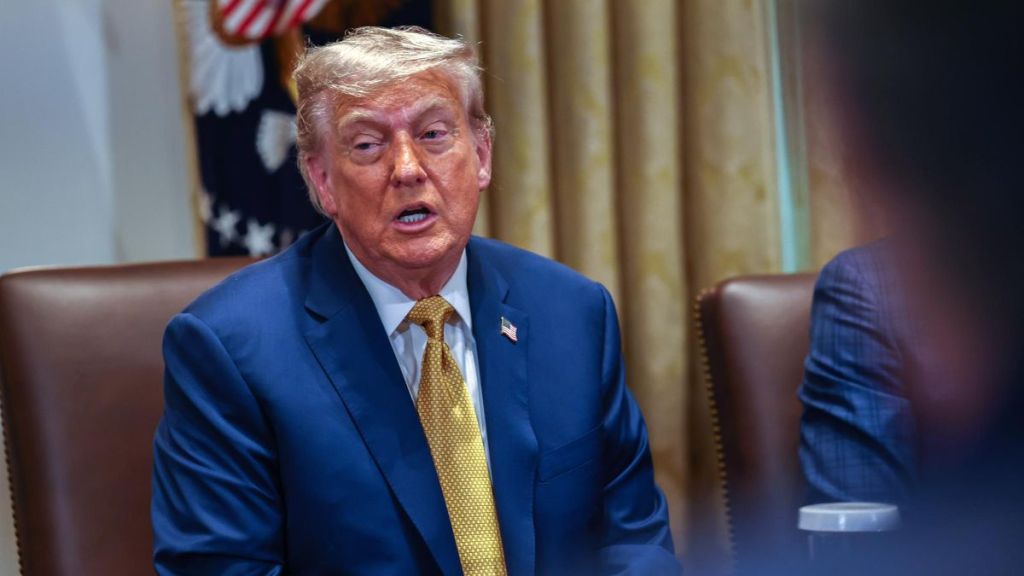 Trump amenaza con aranceles secundarios del 100 % a Rusia si no hay avances en negociación por Ucrania 