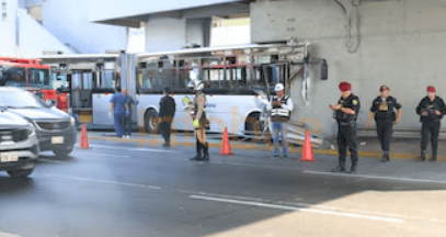Un bus del Metropolitano chocó contra un puente y dejó varios&nbsp;heridos