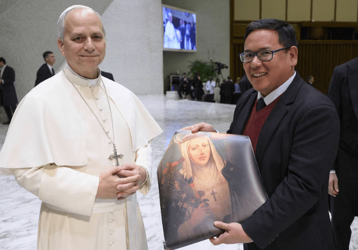El papa León XIV fue sorprendido con un retrato de Santa Rosa de Lima en el&nbsp;Vaticano