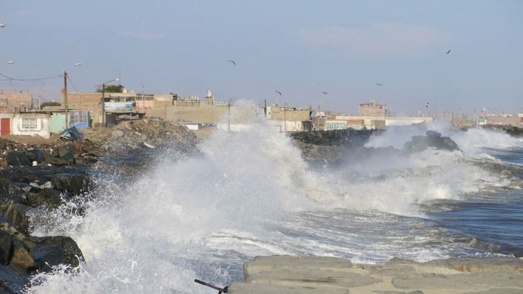 Oleajes anómalos obligan a cerrar 94 puertos en el litoral&nbsp;peruano